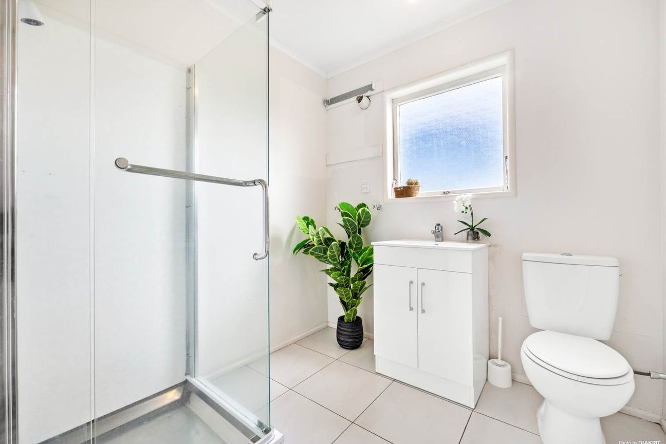 Cozy sunny one bedroom PLUS downstairs sleepout unit in Saint Heliers. - Więcej