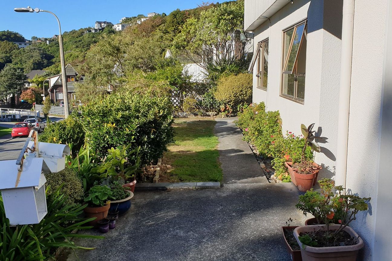 Charming Sunny Flat in Karori – Ideal Location! - Vista 3