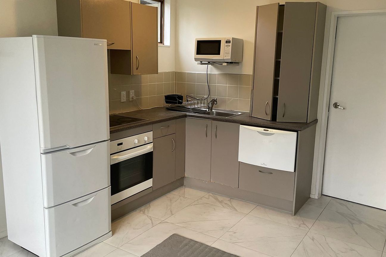 Charming Sunny Flat in Karori – Ideal Location! - Altro