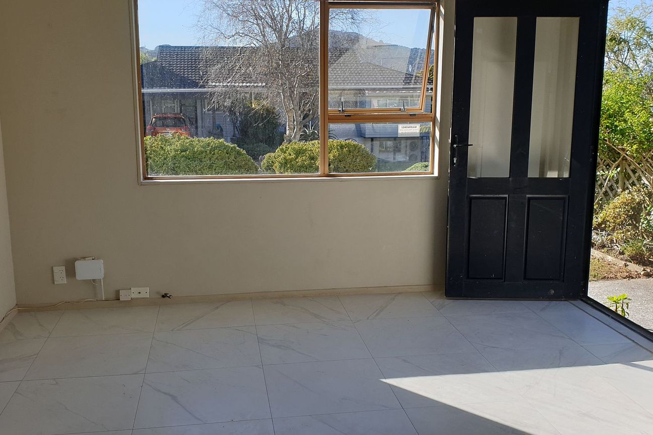 Charming Sunny Flat in Karori – Ideal Location! - Vista 6