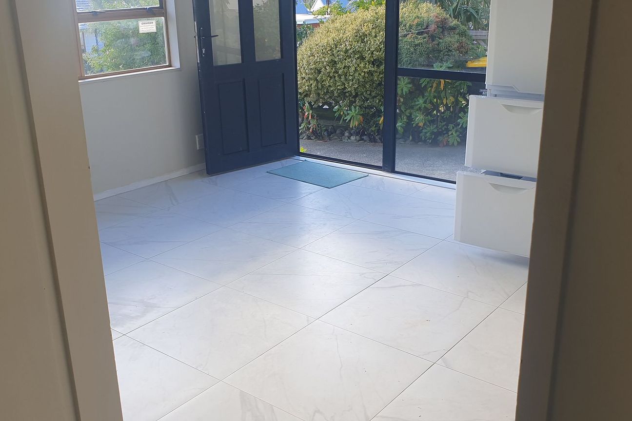 Charming Sunny Flat in Karori – Ideal Location! - Vista 5