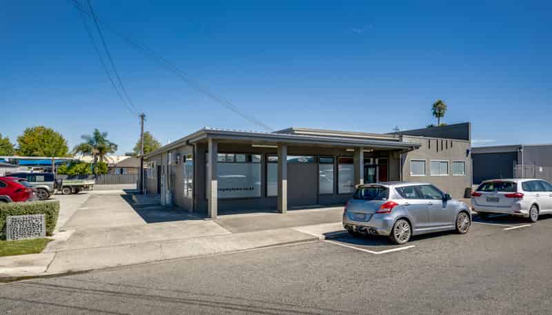 405 Avenue Road East, Hastings