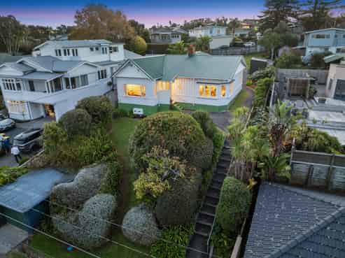 2 Seabreeze Road, Devonport