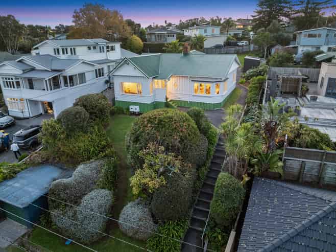 2 Seabreeze Road, Devonport