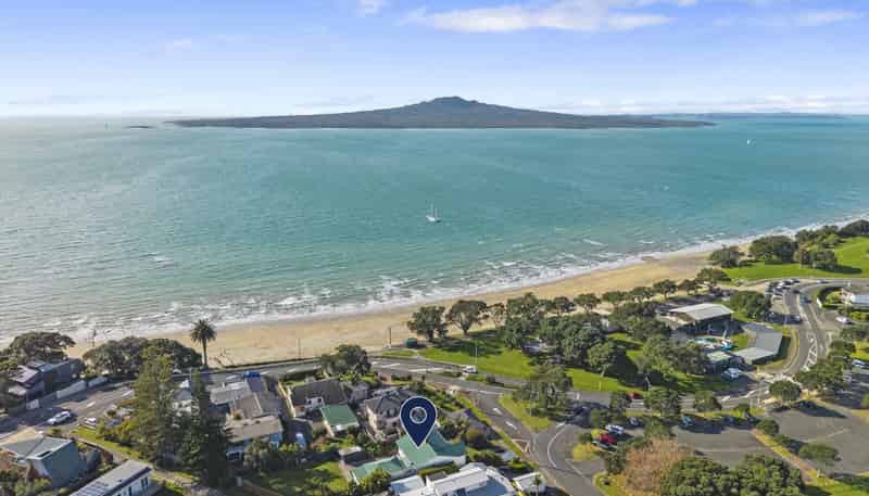 2 Seabreeze Road, Devonport