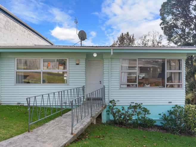 39C Kaipatiki Road (also known as 39C Emirau Place), Glenfield