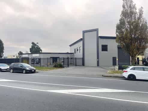 Office, showroom and warehouse in prime location