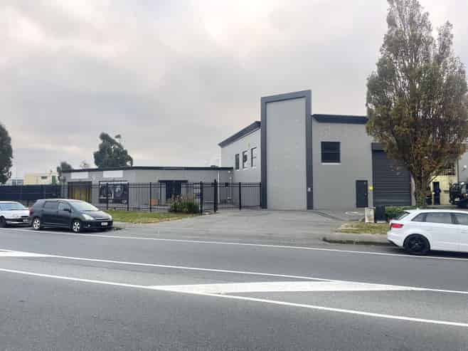 Office, showroom and warehouse in prime location