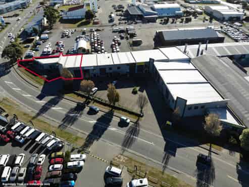 Office, showroom and warehouse in prime location