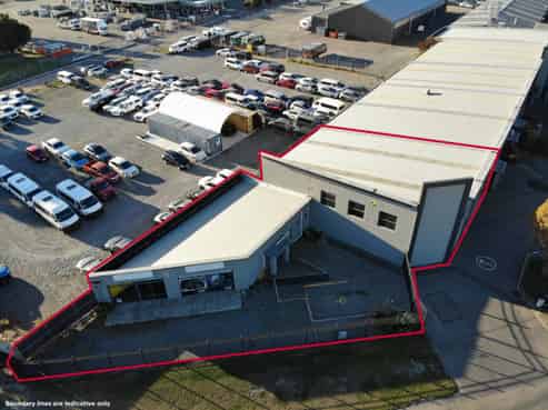 Office, showroom and warehouse in prime location