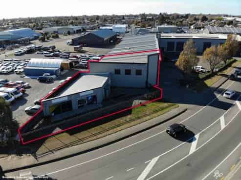 Office, showroom and warehouse in prime location