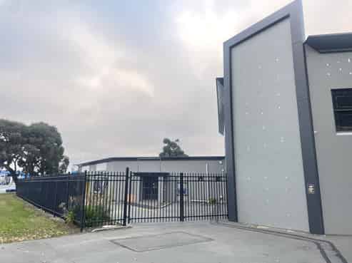 Office, showroom and warehouse in prime location