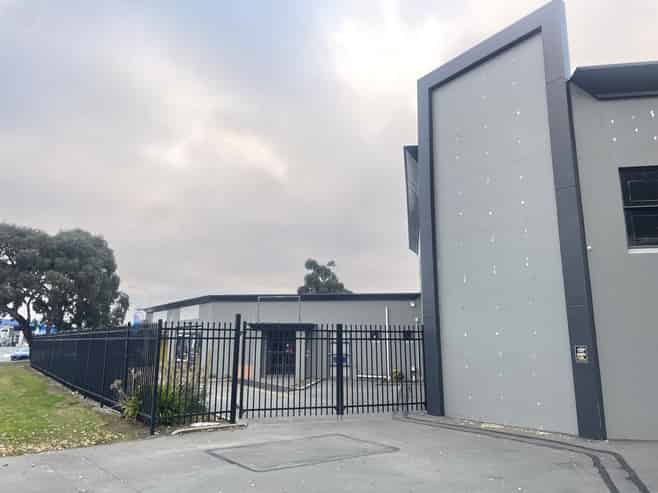 Office, showroom and warehouse in prime location