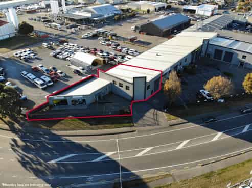 Office, showroom and warehouse in prime location
