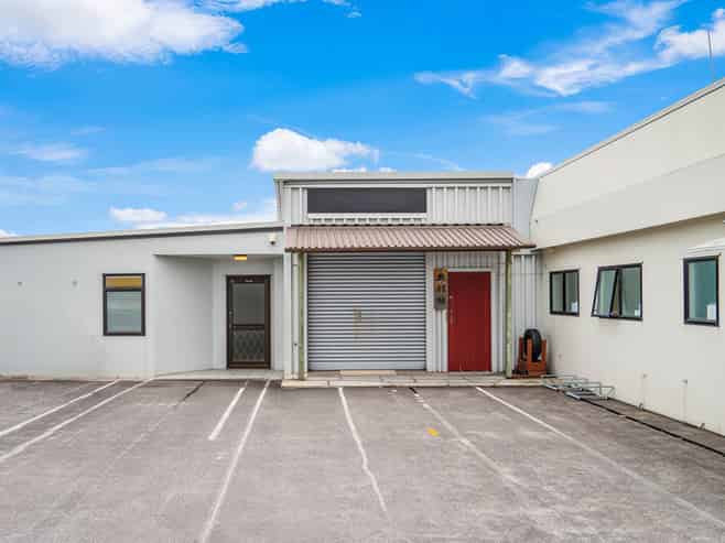 CENTRAL COMMERCIAL SPACE WITH EIGHT CAR PARKS

 
