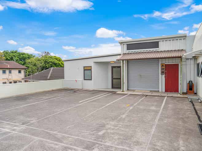 CENTRAL COMMERCIAL SPACE WITH EIGHT CAR PARKS

 
