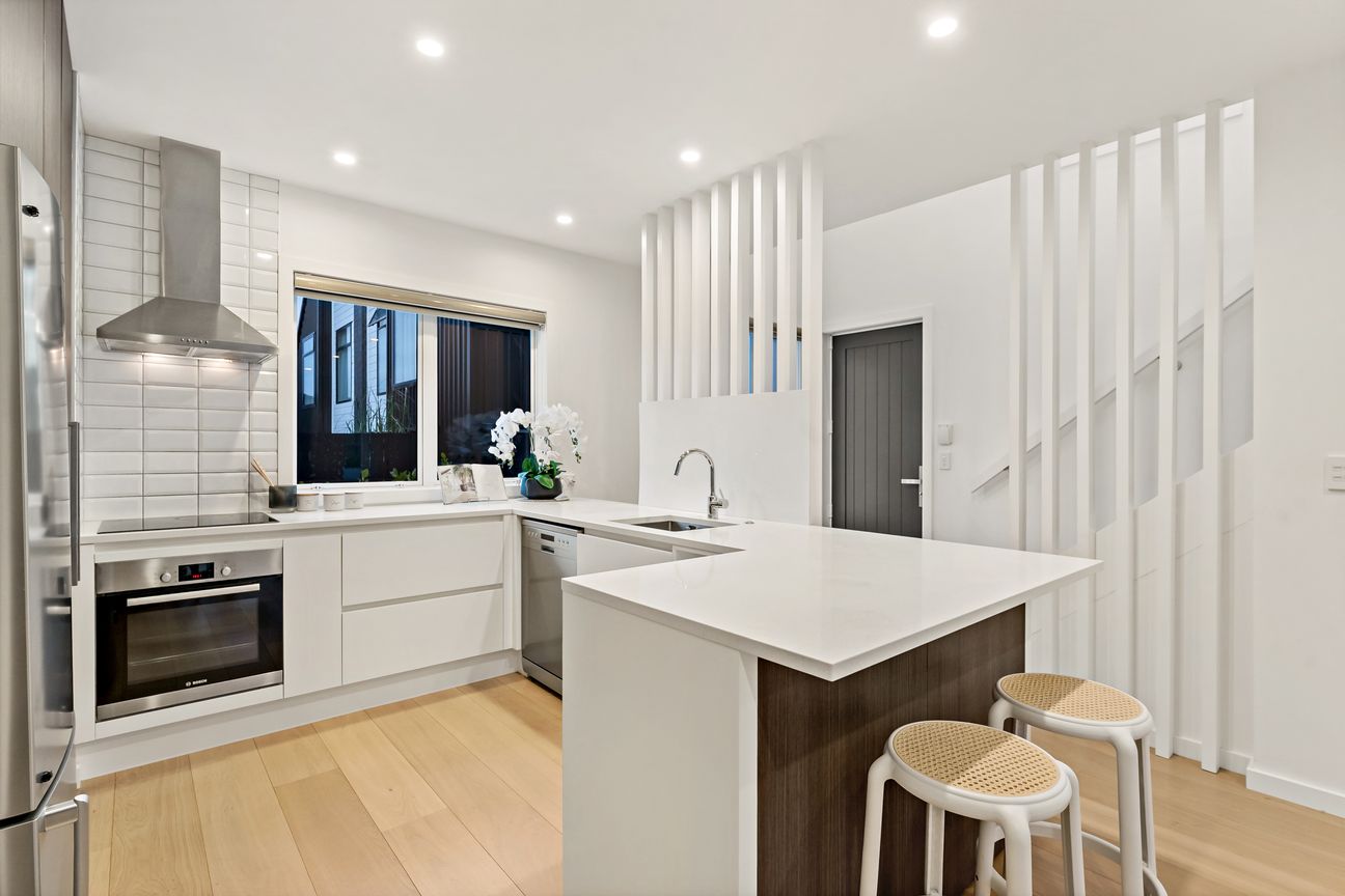 Modern Family Living in Point England - Aanzicht 2