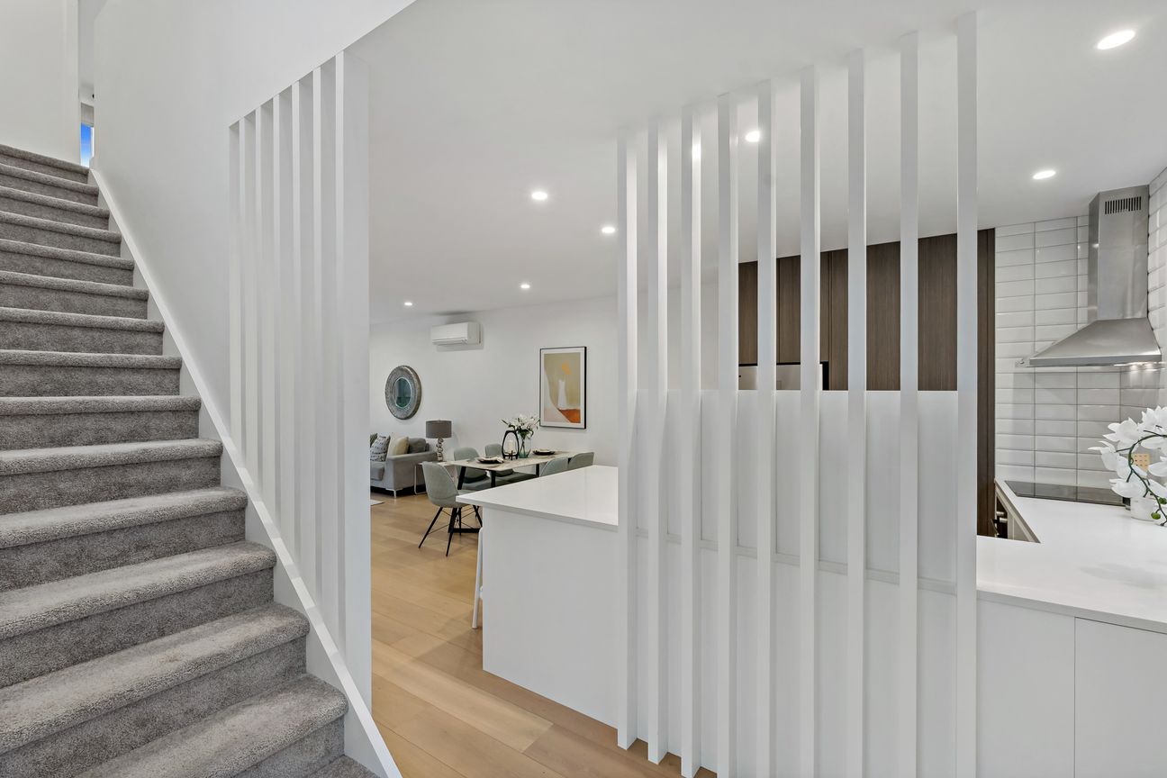 Modern Family Living in Point England - Meer