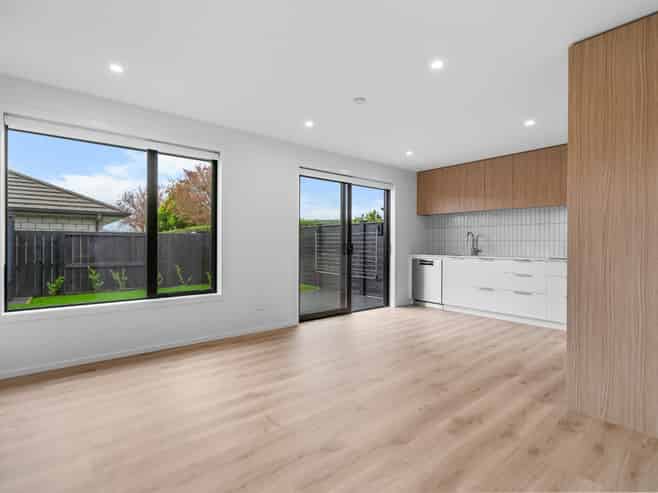 2/25 Boyce Crescent, Cambridge