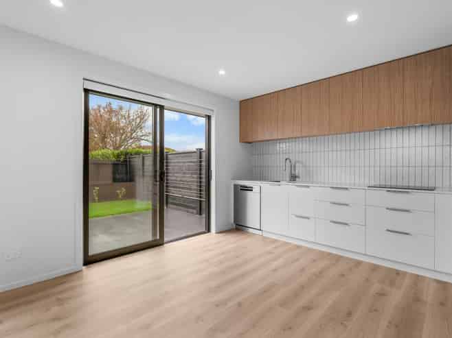 2/25 Boyce Crescent, Cambridge