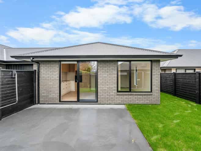 2/25 Boyce Crescent, Cambridge
