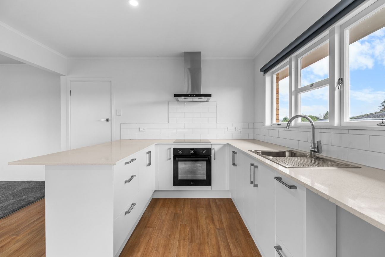 Fresh, Spacious, and Fully Renovated Home - Aanzicht 2