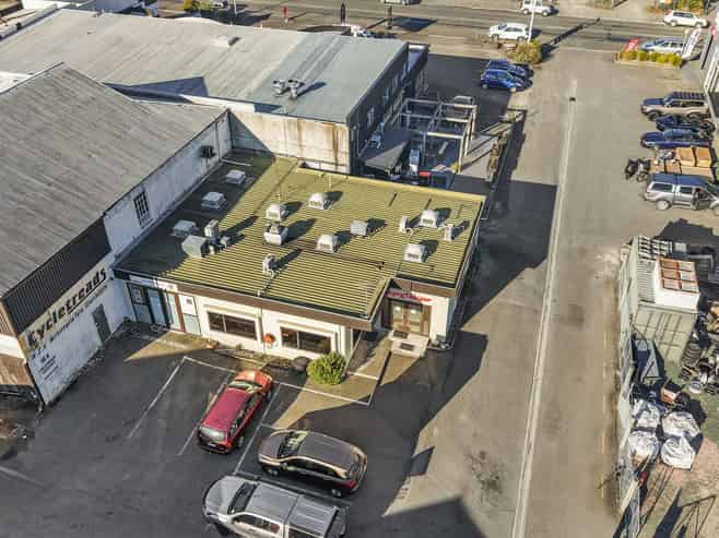 Fully leased city-fringe investment