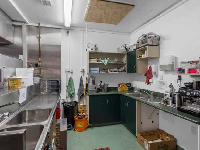 Fully leased city-fringe investment