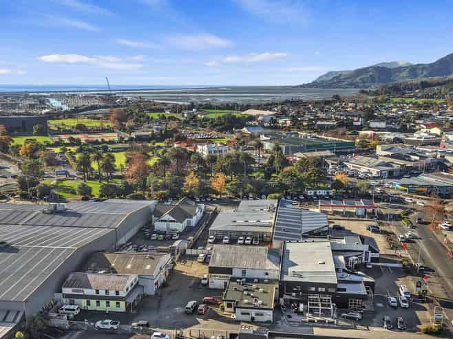 Fully leased city-fringe investment