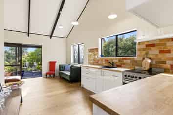 32 Charles Crescent, Rainbow Point