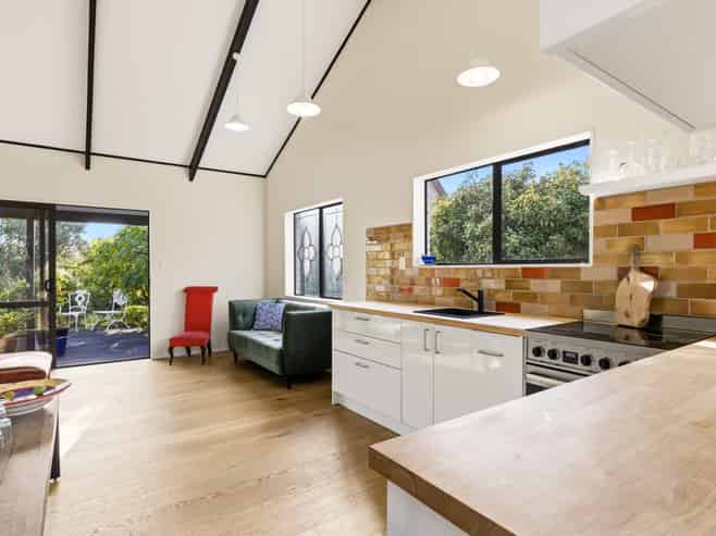 32 Charles Crescent, Rainbow Point