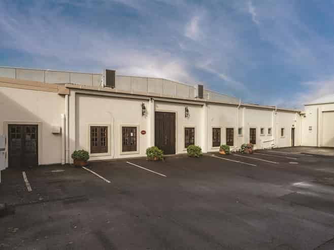 Character Showroom & Warehouse Opportunity