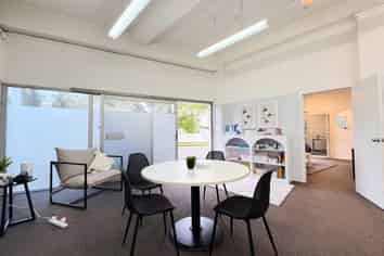PROMINENT PORTLAND ROAD OFFICE / RETAIL
