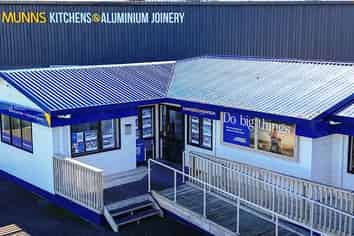 STANDALONE OFFICE WITH HIGH VISIBILITY
