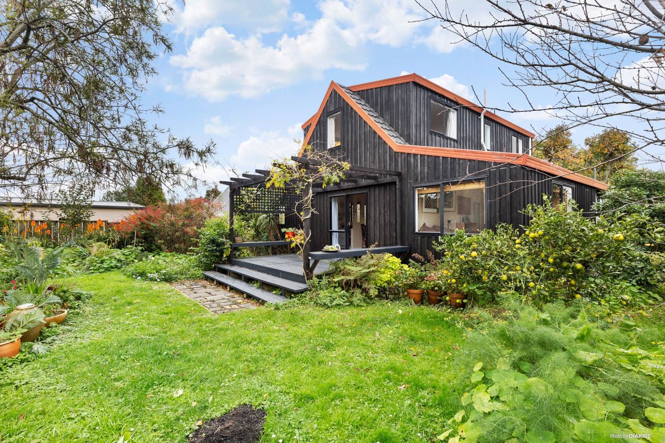 Delightful Character, Expansive Spaces & Gardens - Widok 3
