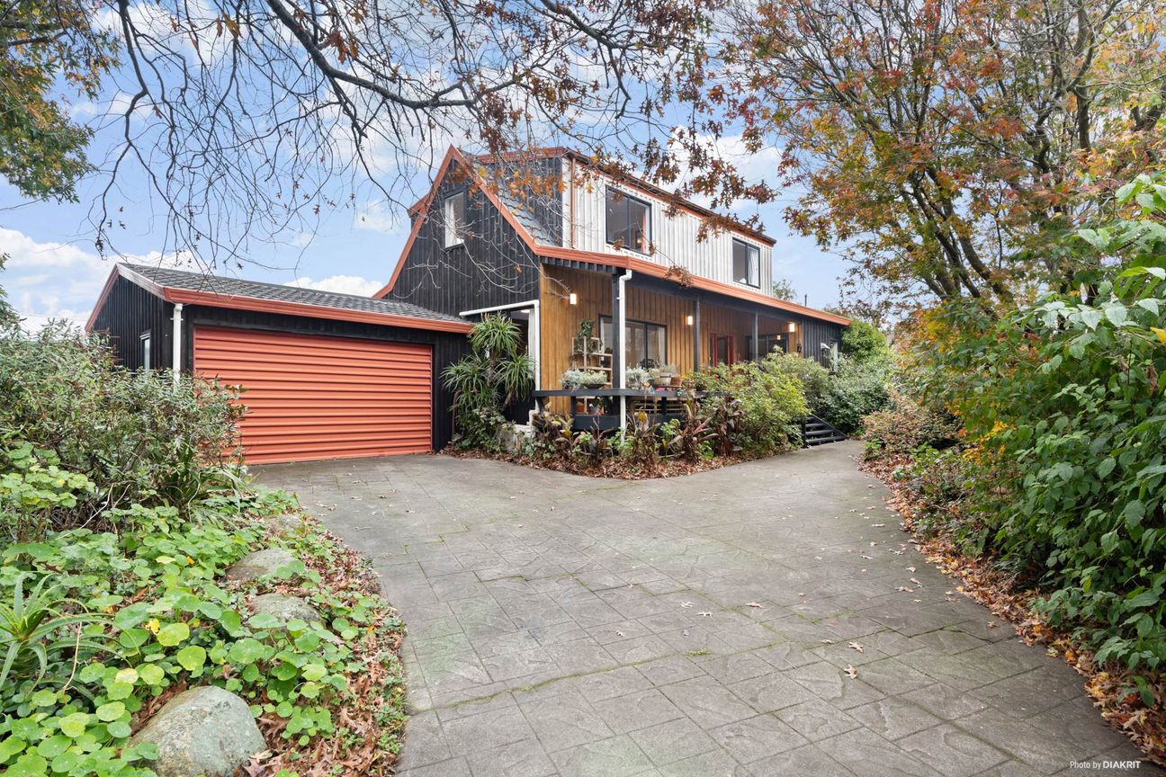 Delightful Character, Expansive Spaces & Gardens - Widok 2