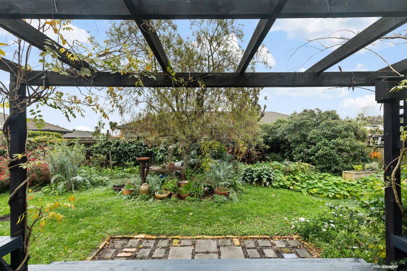 Delightful Character, Expansive Spaces & Gardens - Widok 5