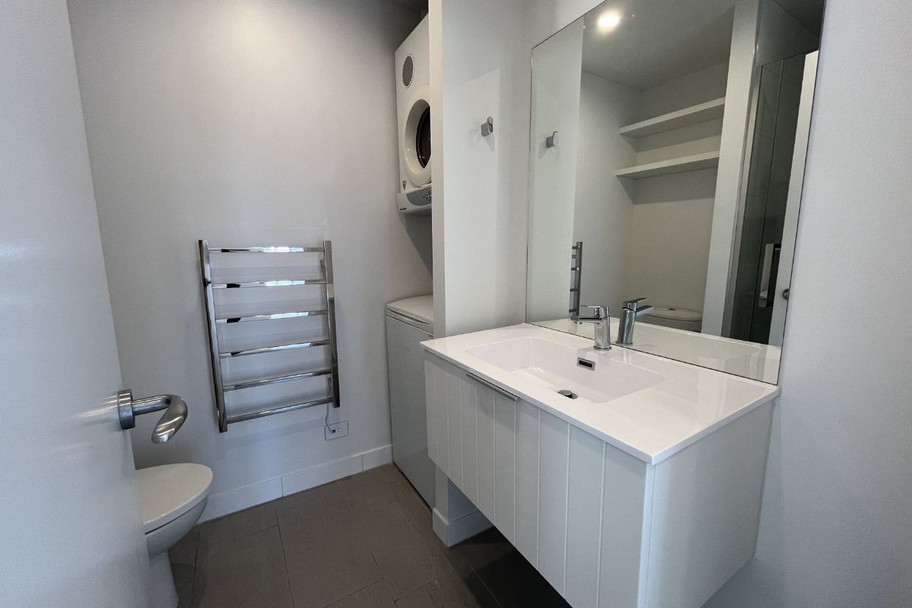 CENTRAL CITY PARKSIDE APARTMENT - UNFURNISHED - Więcej