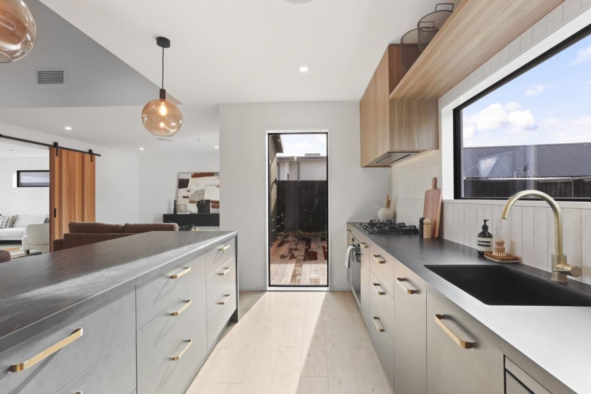 * UNDER OFFER * Brand New Luxury Living in Townsend Fields - Daha fazla