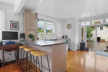 812 Mount Pleasant Road, Thames