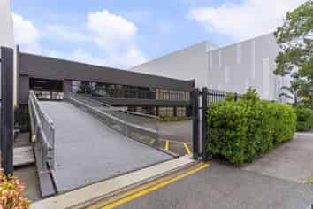 PRIME EPSOM SHOWROOM WITH AMPLE PARKING
