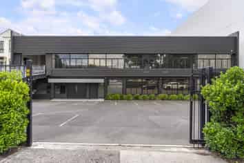 PRIME EPSOM SHOWROOM WITH AMPLE PARKING
