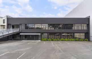 PRIME EPSOM SHOWROOM WITH AMPLE PARKING
