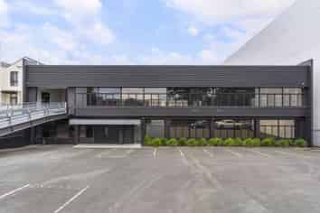 PRIME EPSOM SHOWROOM WITH AMPLE PARKING
