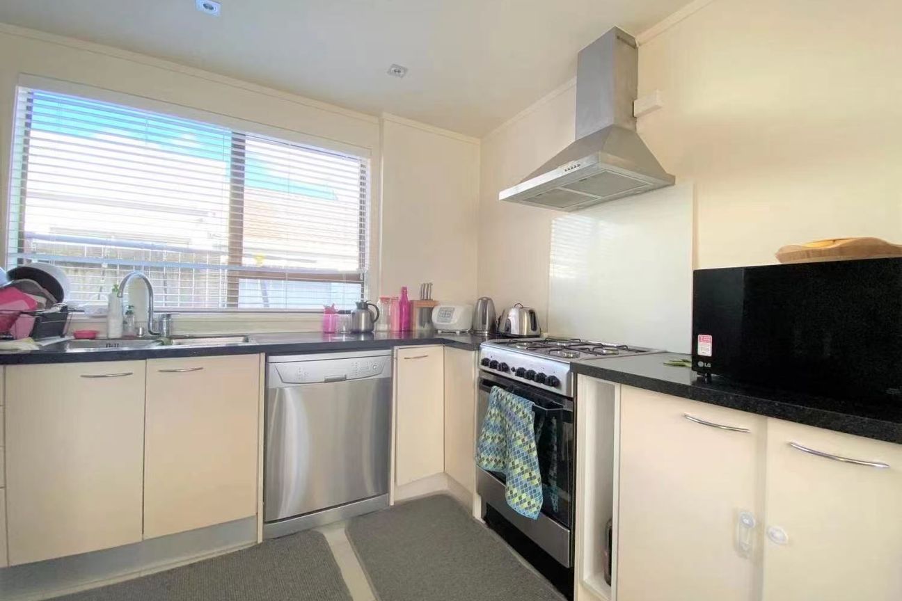 Sunny 3-Bed Freehold Starter in St Johns - Widok 5
