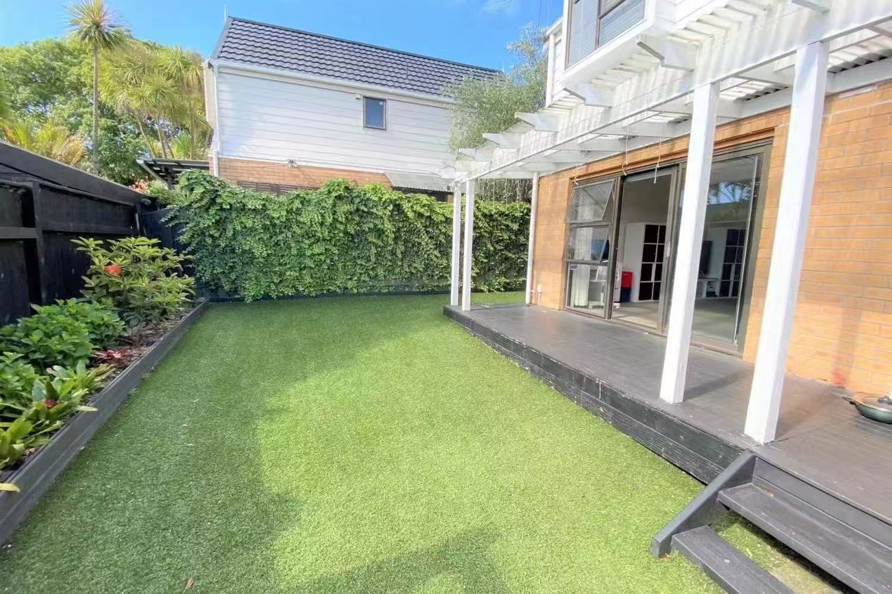 Sunny 3-Bed Freehold Starter in St Johns - Widok 2