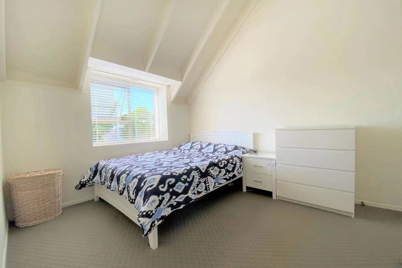 Sunny 3-Bed Freehold Starter in St Johns - Widok 6