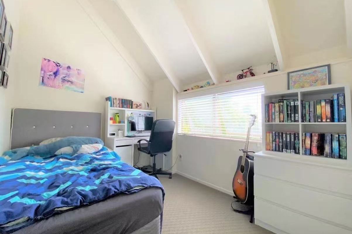 Sunny 3-Bed Freehold Starter in St Johns - Więcej