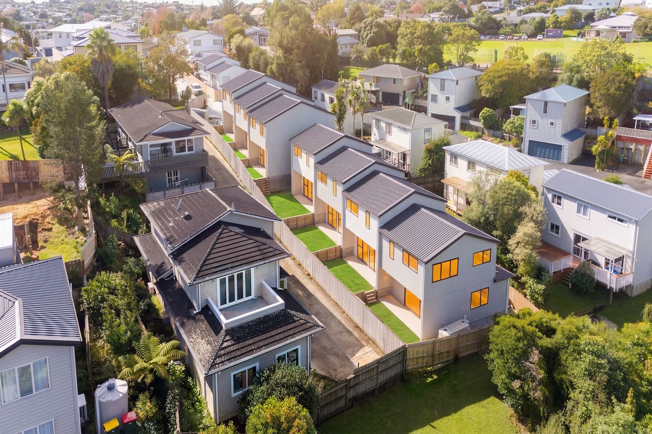 Brand New Freehold Townhouse in Central Glenfield - Widok 3