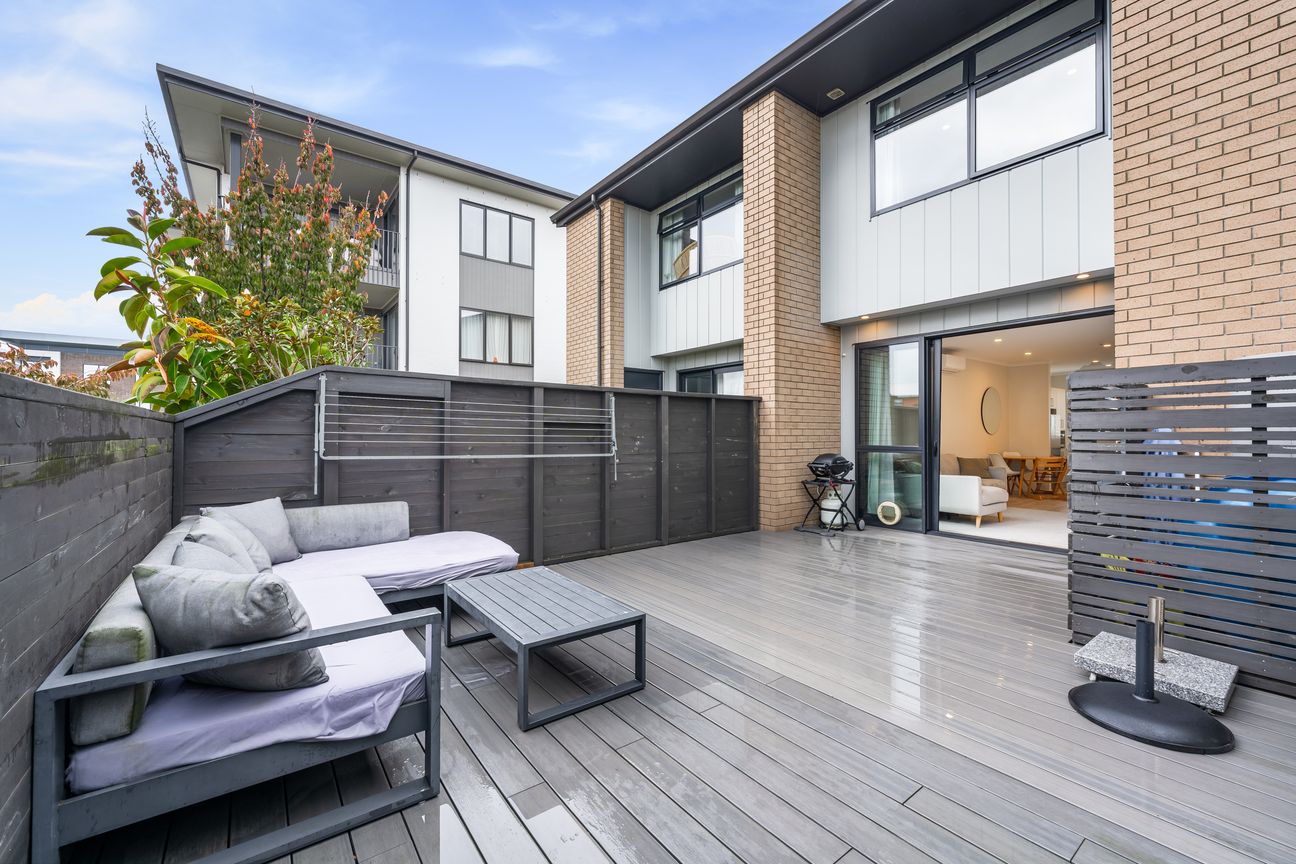 3 bed, 1.5 bath, huge deck + car park = $799K! - Bild 2